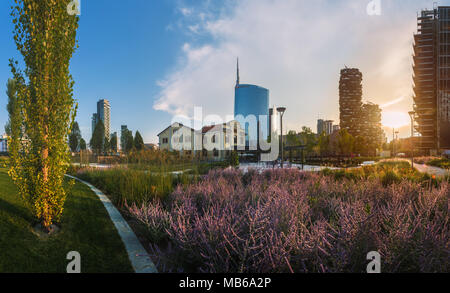 Unicredit bank Glas Wolkenkratzer Turm und einige Bäume der neuen City Park nannten den Baum Bibliothek in Porta Nuova business district, Mailand, Italien. Stockfoto