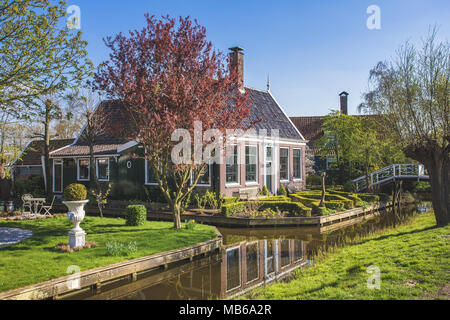 Erhaltenen historischen Häuser in Zaanse Schans an den Ufern des Flusses Zaan, in der Nähe von Amsterdam, Zaandam, Nordholland, Niederlande Stockfoto