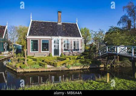 Erhaltenen historischen Häuser in Zaanse Schans an den Ufern des Flusses Zaan, in der Nähe von Amsterdam, Zaandam, Nordholland, Niederlande Stockfoto