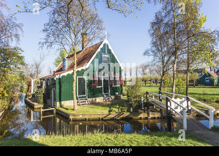 Erhaltenen historischen Häuser in Zaanse Schans an den Ufern des Flusses Zaan, in der Nähe von Amsterdam, Zaandam, Nordholland, Niederlande Stockfoto