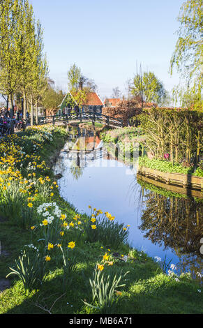 Erhaltenen historischen Häuser in Zaanse Schans an den Ufern des Flusses Zaan, in der Nähe von Amsterdam, Zaandam, Nordholland, Niederlande Stockfoto