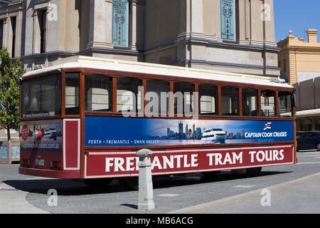 Eine Straßenbahn bietet 'Freemantle Tram Tours' in Freemantle, Perth, Western Australia Stockfoto