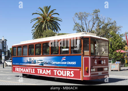 Eine Straßenbahn bietet 'Freemantle Tram Tours' in Freemantle, Perth, Western Australia Stockfoto