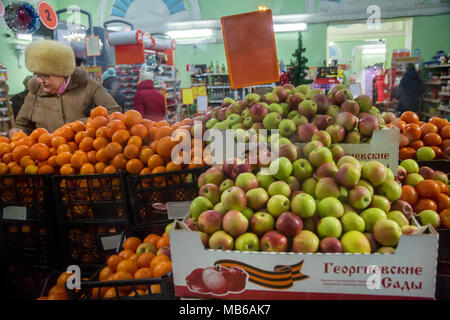 Eine Frau entscheidet, Obst im Supermarkt der Stadt Kolomna, Moskauer Gebiet, Russland Stockfoto