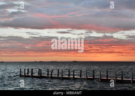 Einen malerischen Sonnenuntergang. Denham. Shark Bay. Western Australia Stockfoto