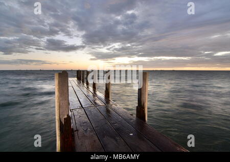 Einen malerischen Sonnenuntergang an der alten Pier. Denham. Shark Bay. Western Australia Stockfoto