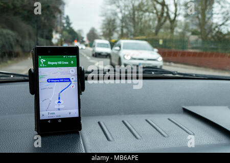 Smartphone als Navigationsgerät auf Armaturenbrett Stockfoto