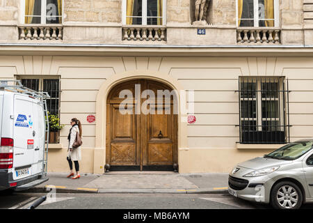 Wandern entlang der Rue de L'Université, Paris, Frankreich, und bewundern Sie die schönen architektonischen Erbes. Stockfoto