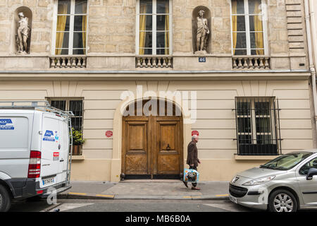 Wandern entlang der Rue de L'Université, Paris, Frankreich, und bewundern Sie die schönen architektonischen Erbes. Stockfoto