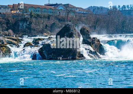 Blick auf den Rheinfall in der Rhein bei Schaffhausen in der Schweiz Stockfoto