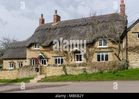 Ein Reetdachhaus in dem hübschen Dorf Ravenstone, Buckinghamshire, Großbritannien Stockfoto