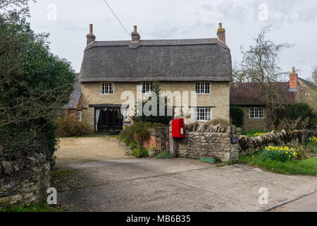 Ein Reetdachhaus in dem hübschen Dorf Ravenstone, Buckinghamshire, Großbritannien Stockfoto