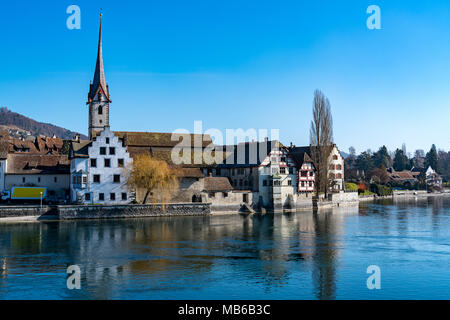 Schöne Aussicht auf die Ufer des Rheins an Schweizer Stadt Stein am Rhein in der Schweiz Stockfoto