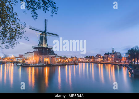 Mühle De Adriaan, spiegelt sich in den Fluss Spaarne Haarlem Nord Holland Die Niederlande Stockfoto