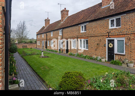 Zwei Reihen von 17. Jahrhundert Armenhäuser in dem Dorf Ravenstone, Buckinghamshire, UK; durch Heneage Finch gebaut, 1. Earl of Nottingham. Stockfoto