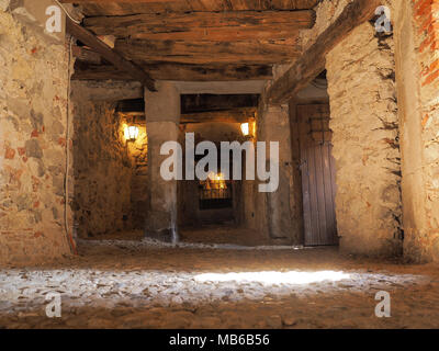 Tunnel durch das mittelalterliche Dorf der Sacro Monte, Varese. Italien Stockfoto