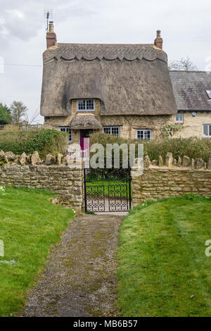 Ein Reetdachhaus in dem hübschen Dorf Ravenstone, Buckinghamshire, Großbritannien Stockfoto