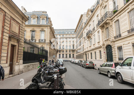 Irgendwo in der Nähe der Rue de L'Université, Paris. Die schöne Architektur entlang faszinierender ist. Stockfoto