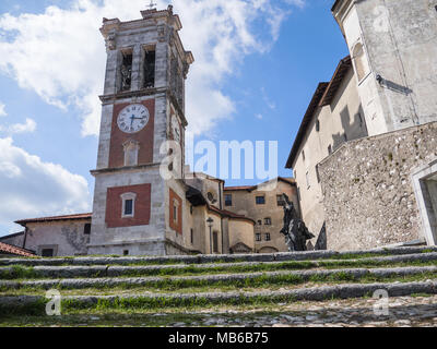 Beeindruckenden Glockenturm auf dem Platz vor der Ankunft des heiligen Berges von Varese, Italien. Unesco Stockfoto