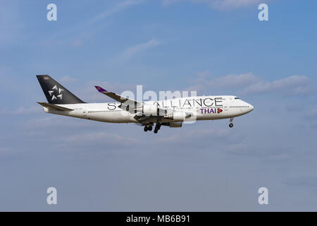 Tokio, Japan - APR. 1, 2018: Boeing 747-400 Landung auf dem Internationalen Flughafen Narita in Tokio, Japan. Stockfoto