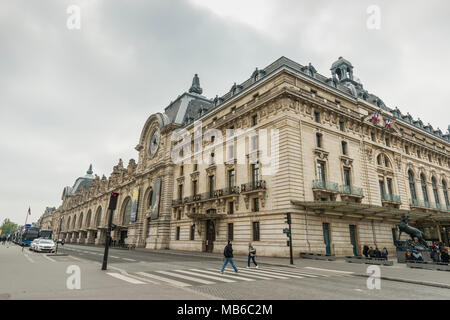 Zwei Personen, über die Straße am Musée d Orsay am Ufer der Seine in Paris, Frankreich Stockfoto