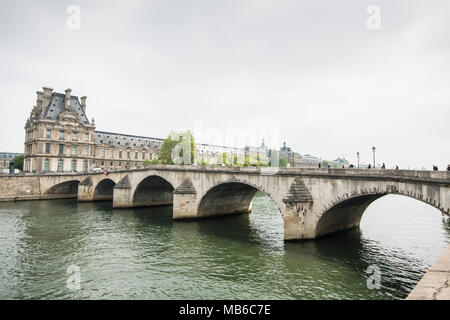 Der Pont Royal Brücke über den Fluss Seine Richtung Louvre Museum... sein der dritte älteste Brücke in Paris und ist Monument Historique Stockfoto