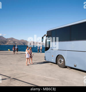 Agios Nikolaos, Kreta, Griechenland. 2017. Informationsschalter für Bus und Passagiere Stockfoto