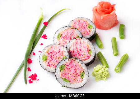 Sushi Roll drehte sich auf einem weißen Hintergrund. Sushi japanische Küche in einem Restaurant. Japanisches Restaurant Menü. Ungewöhnliche rosa rollt. Stockfoto