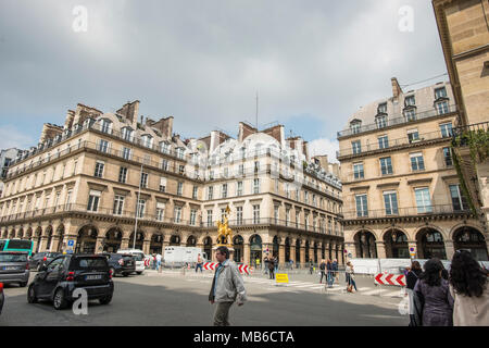 Eine Statue von Jeanne d'Arc. Außerhalb des Louvre museum in Paris Stockfoto