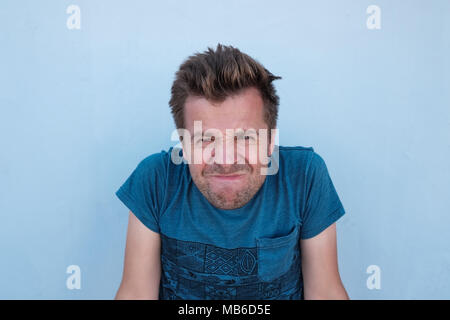 Kaukasische Mann emotionale Portrait. Er ist verärgert und mürrisch. Mit schlechten Nachrichten frustriert werden. Stockfoto