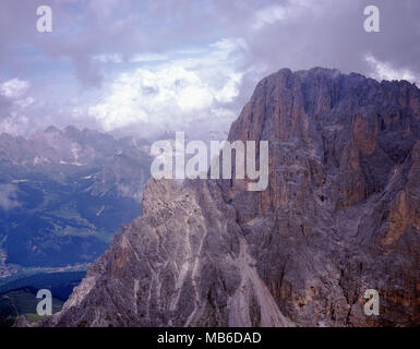 Der Gipfel der Langkofel vom Gipfel des Plattkofel die Geisler Gruppe im Hintergrund Wolkenstein Gröden Dolomiten Italien Stockfoto