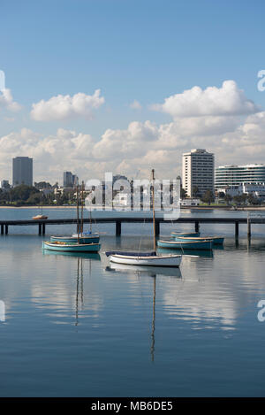 St. Kilda ist ein Vorort von Melbourne in Victoria, Australien. Blick auf St. Kilda aus der Wellenbrecher am Ende der Pier. Stockfoto