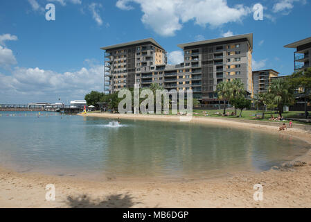 Die Darwin Waterfront Fußgängerzone, in Darwin, Northern Territory, Australien. Restaurants und einen künstlichen Strand für die Einheimischen und Touristen zur Verfügung. Stockfoto