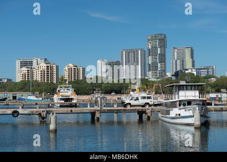 Boote in der Frances Bay Liegeplatz Becken in der Nähe des Central Business District von Darwin im Northern Territory von Australien. Stockfoto