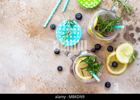 Mason jar Becher mit hausgemachten erfrischenden Drink mit Blaubeeren und Rosmarin. Das Konzept der richtige Ernährung und Gesundheit oder Entgiftung. Stockfoto