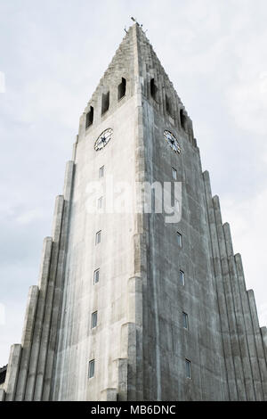 Reykjavik, Island. Die 20 c Kirche Hallgrímskirkja mit seinen 74 m Beton Turm ist das Wahrzeichen der Stadt am besten kennen. Stockfoto