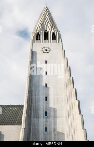 Reykjavik, Island. Die 20 c Kirche Hallgrímskirkja mit seinen 74 m Beton Turm ist das Wahrzeichen der Stadt am besten kennen. Stockfoto