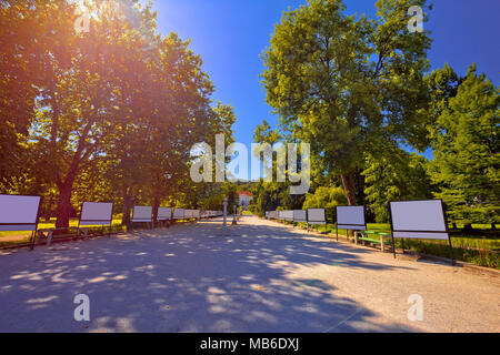 Tivoli Park und in Ljubljana Gehweg in der roten Sonne Haze, Hauptstadt von Slowenien Stockfoto