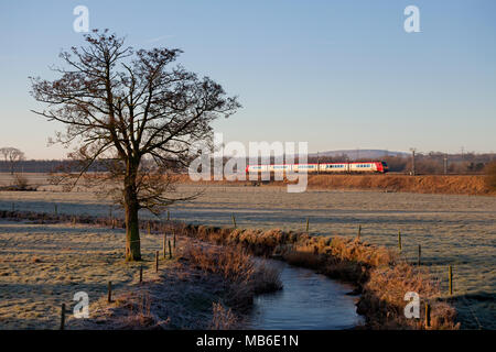 Ein Virgin Trains Westküste voyager Zug auf der West Coast Main Line in Cumbria an einem frostigen Morgen Stockfoto