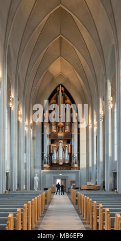 Reykjavik, Island. Die 20 c Kirche Hallgrímskirkja ist das Wahrzeichen der Stadt am besten kennen. Die große Orgel. Stockfoto