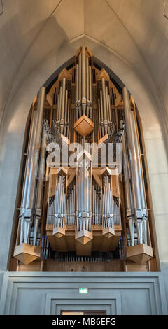 Reykjavik, Island. Die 20 c Kirche Hallgrímskirkja ist das Wahrzeichen der Stadt am besten kennen. Die große Orgel. Stockfoto