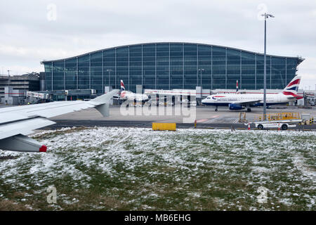 Der Flughafen Heathrow, London, Großbritannien. Terminal 5, die von der Richard Rogers Partnership entworfen und 2008 eröffnet, ist das größte Gebäude in Großbritannien Stockfoto