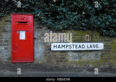 Hampstead Lane street sign und original viktorianischen Royal Mail wall Post Box in einer alten Mauer mit Efeu im Hintergrund Stockfoto