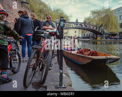 Camden Lock, Regent's Canal, in der Nähe der berühmten Londoner Markt, ein Straßenmusikant spielt das Saxophon auf einem Punt in diesem beliebten Ort für Touristen. Stockfoto