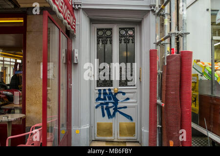 Ein typischer französischer Tür mit Graffiti, Spritzlackiert. Stockfoto