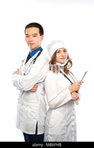 Asiatische Arzt mit einem Lächeln glücklich Kaukasischen Krankenschwester oder medizinischen Kollegen Rücken mit verschränkten Armen auf weissem, Oberkörper portrait isoliert zurück c Stockfoto