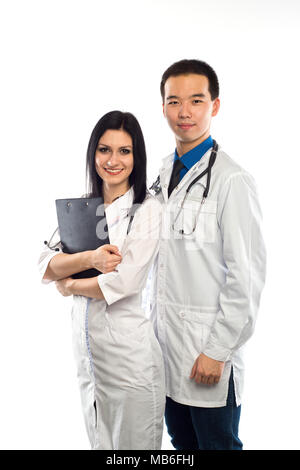 Asiatische Arzt mit einem Lächeln glücklich Kaukasischen Krankenschwester oder medizinischen Kollegen Rücken mit verschränkten Armen auf weissem, Oberkörper portrait isoliert zurück c Stockfoto