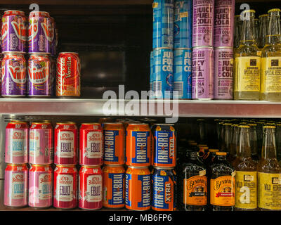 Süßwaren, Getränkedosen und Süßwaren, die jetzt der Zuckersteuer unterliegen, um Fettleibigkeit zu bekämpfen. Vimto, Irn-Bru, Juicy Fuel Cola, Ginger Beer Special Reserve, Old Jamaica spritzige Drinks Chill Cabinet. Stockfoto