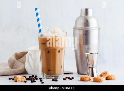 Kaffee frappe in einem hohen Glas mit Eis. und Amaretti cookies Stockfoto