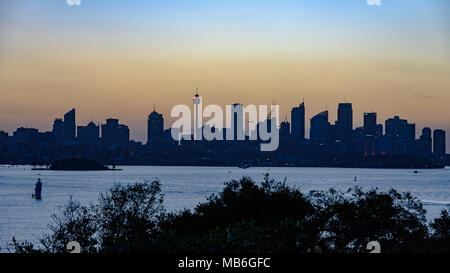 Einen Panoramablick auf Sydney CBD und der Sydney Harbour von Nielsen Park in der Dämmerung Stockfoto